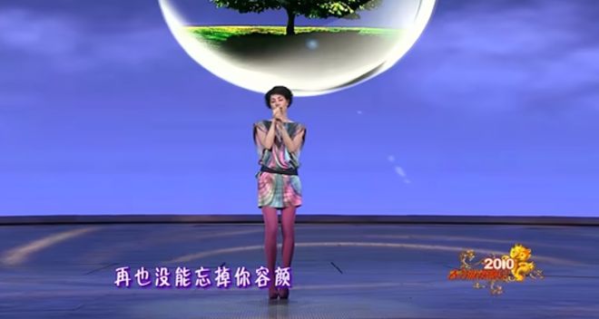这件爆款再次走红！带货能力一流春晚这些同款被搜上热门瓦力棋牌试玩王菲“虾片耳环”预售已排到3月！42年前(图2)