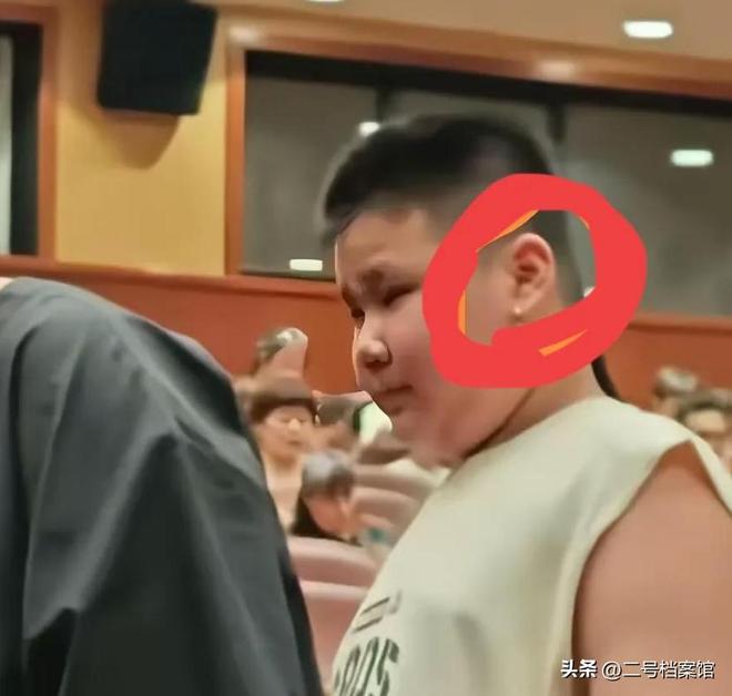 辫被王惠宠成少爷难怪郭麒麟拒当继承人瓦力棋牌游戏10岁郭汾阳戴耳环留小(图3)