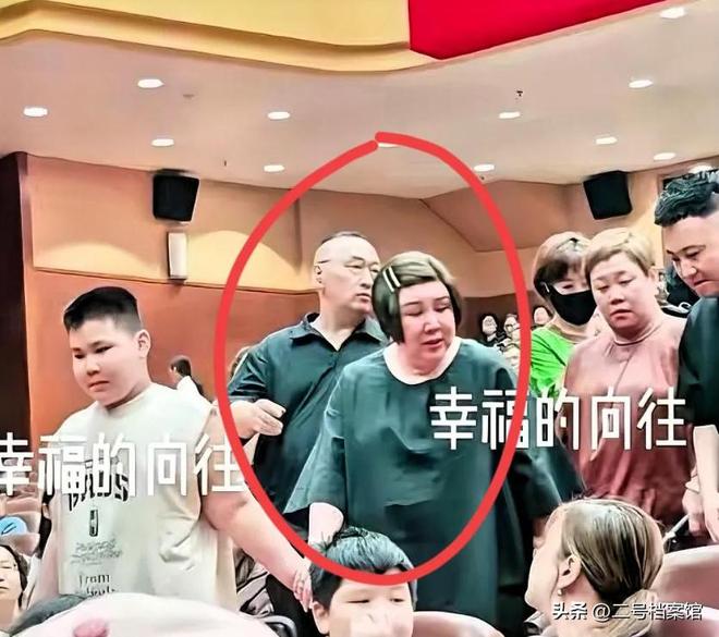 辫被王惠宠成少爷难怪郭麒麟拒当继承人瓦力棋牌游戏10岁郭汾阳戴耳环留小(图2)