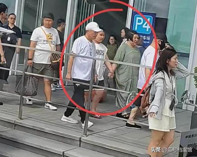辫被王惠宠成少爷难怪郭麒麟拒当继承人瓦力棋牌游戏10岁郭汾阳戴耳环留小(图9)