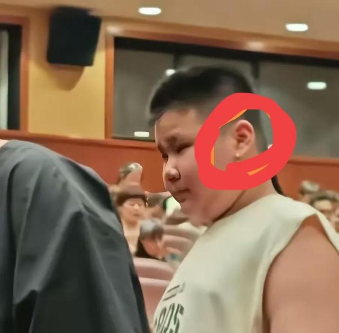 阳戴耳环留小辫身体笨重寸步不离妈妈瓦利棋牌郭德纲最新演出：10岁郭汾
