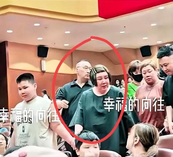 阳戴耳环留小辫身体笨重寸步不离妈妈瓦利棋牌郭德纲最新演出：10岁郭汾(图5)
