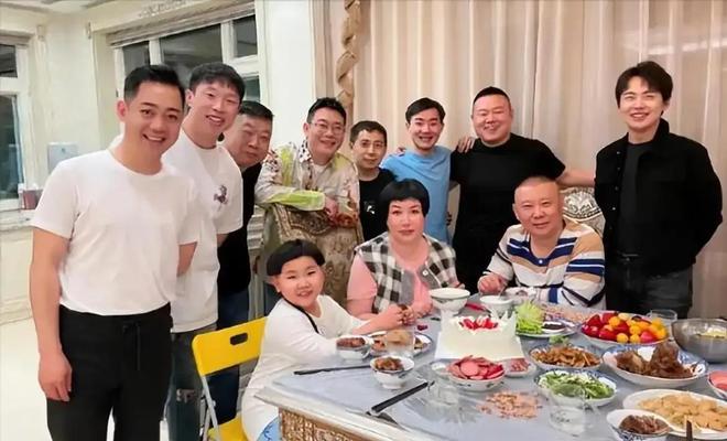 阳戴耳环留小辫身体笨重寸步不离妈妈瓦利棋牌郭德纲最新演出：10岁郭汾(图4)