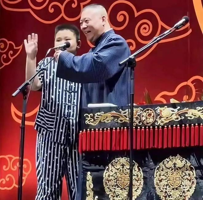 阳戴耳环留小辫身体笨重寸步不离妈妈瓦利棋牌郭德纲最新演出：10岁郭汾(图8)