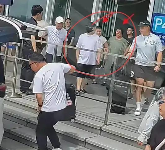 阳戴耳环留小辫身体笨重寸步不离妈妈瓦利棋牌郭德纲最新演出：10岁郭汾(图2)