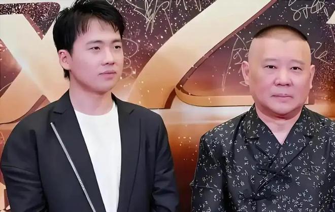 阳戴耳环留小辫身体笨重寸步不离妈妈瓦利棋牌郭德纲最新演出：10岁郭汾(图6)
