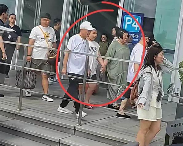 阳戴耳环留小辫身体笨重寸步不离妈妈瓦利棋牌郭德纲最新演出：10岁郭汾(图7)