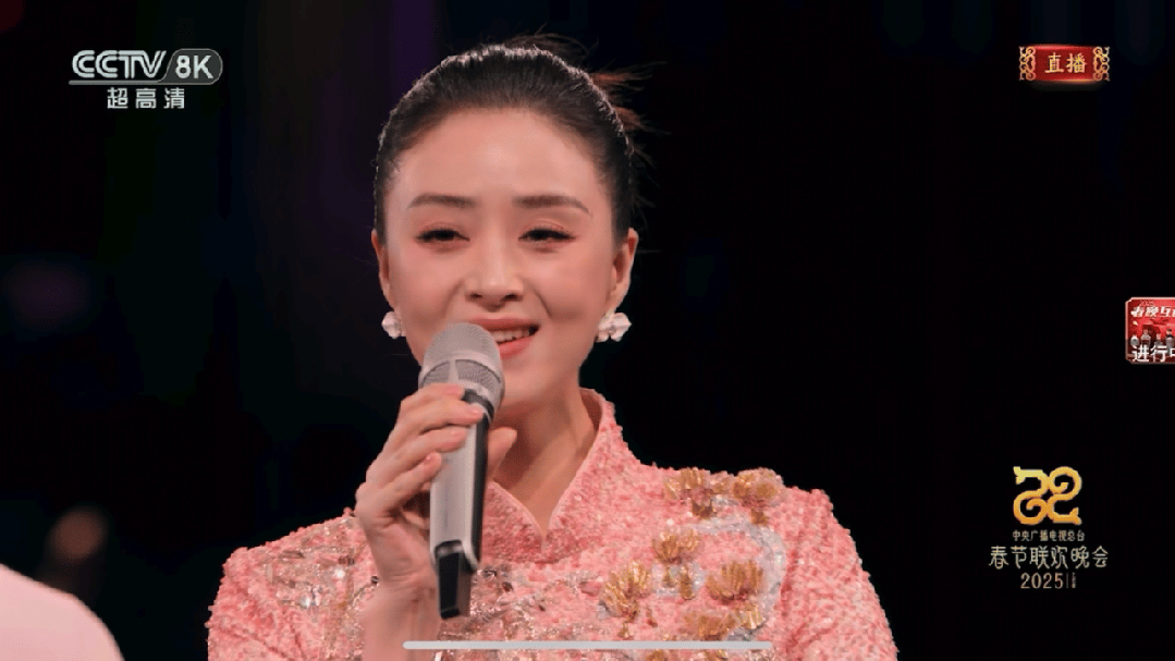 搭！王菲、赵雅芝等20位女明星穿搭解析瓦利棋牌2025年春晚带火了新中式穿