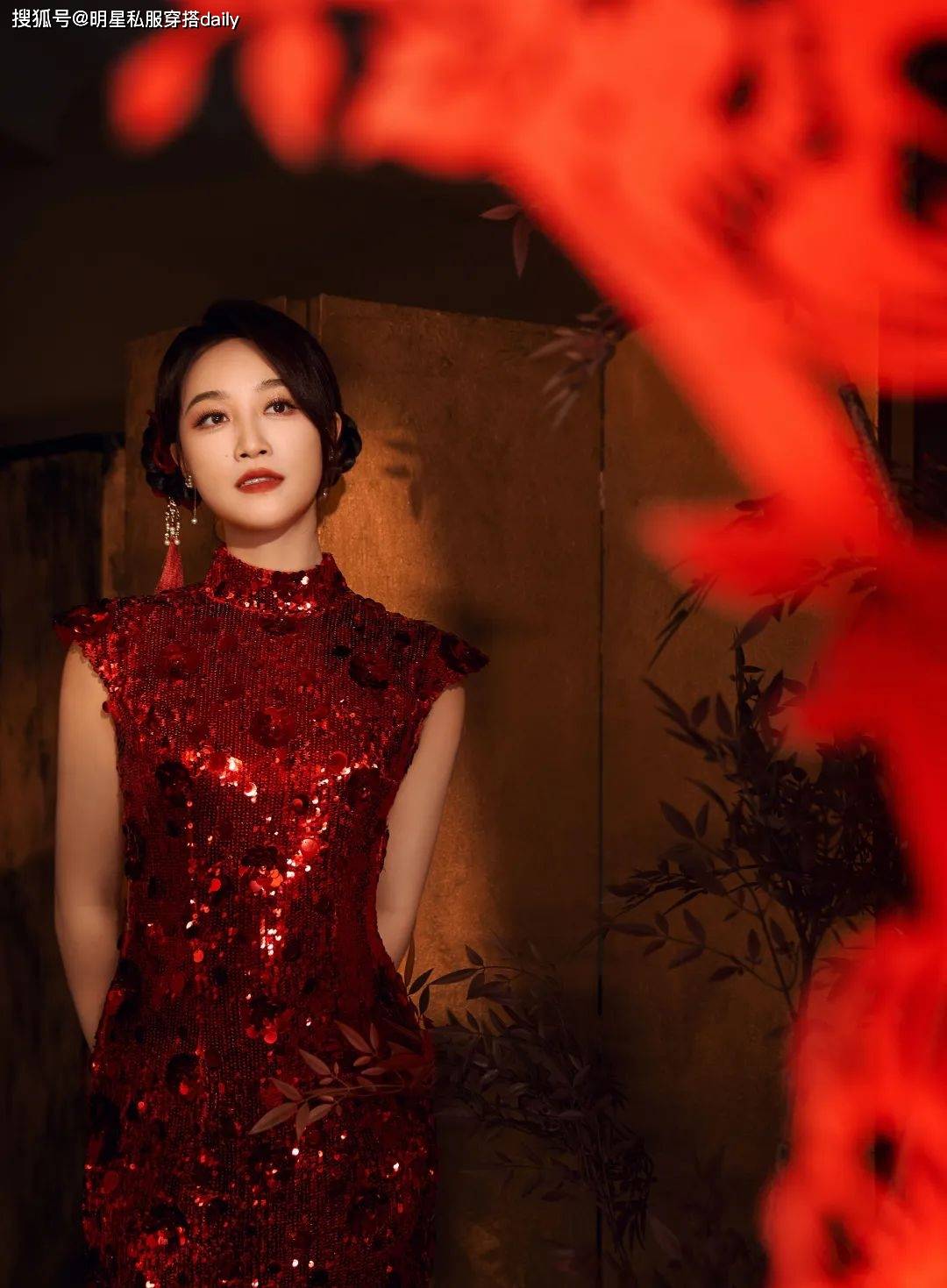 搭！王菲、赵雅芝等20位女明星穿搭解析瓦利棋牌2025年春晚带火了新中式穿(图2)