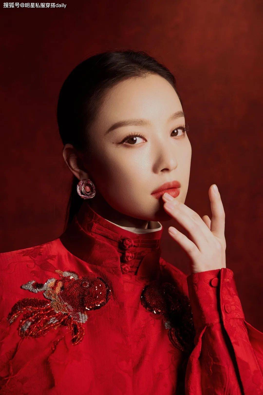 搭！王菲、赵雅芝等20位女明星穿搭解析瓦利棋牌2025年春晚带火了新中式穿(图6)