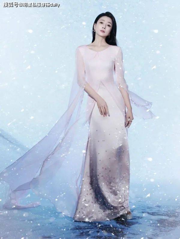 搭！王菲、赵雅芝等20位女明星穿搭解析瓦利棋牌2025年春晚带火了新中式穿(图7)