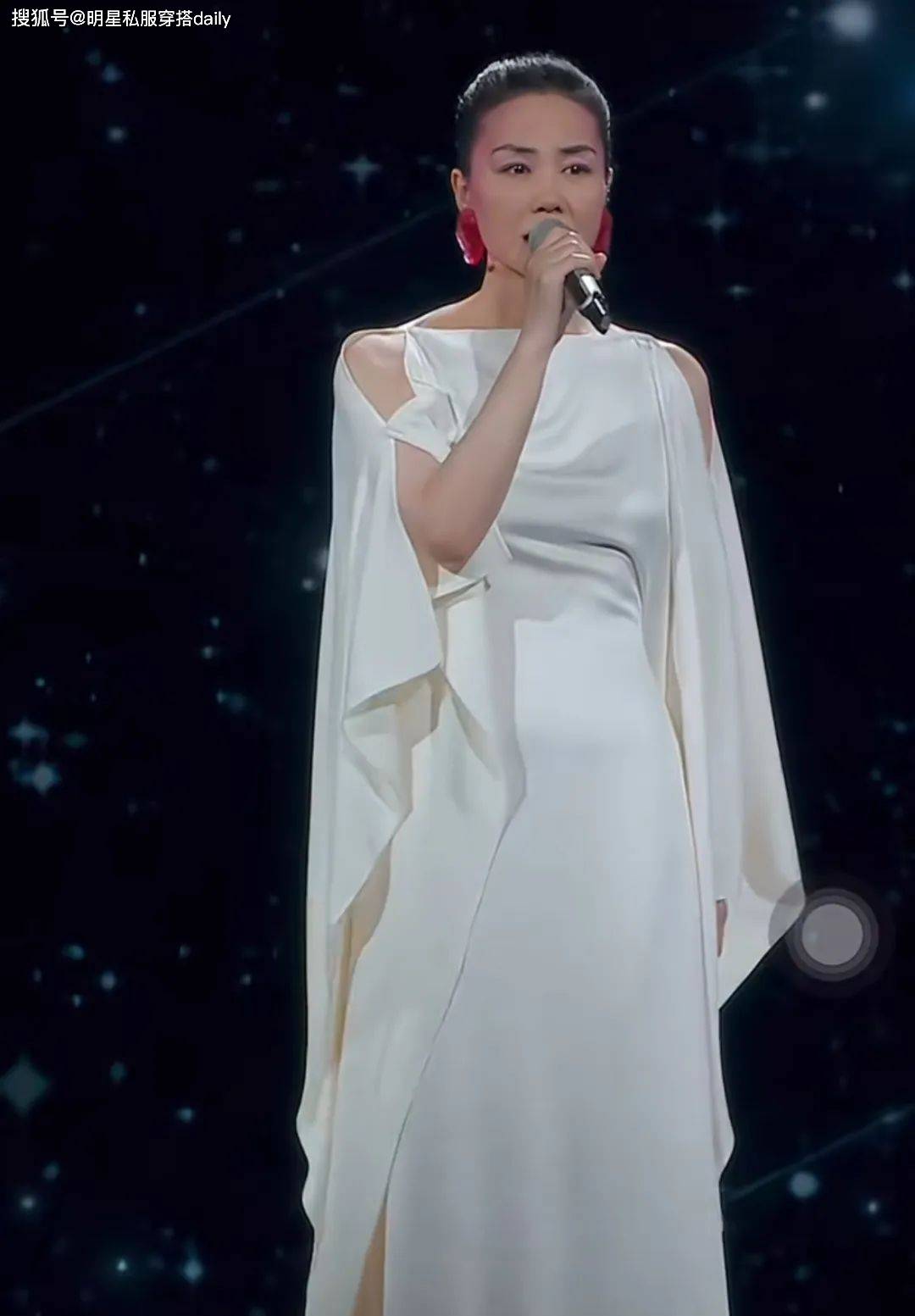 搭！王菲、赵雅芝等20位女明星穿搭解析瓦利棋牌2025年春晚带火了新中式穿(图8)