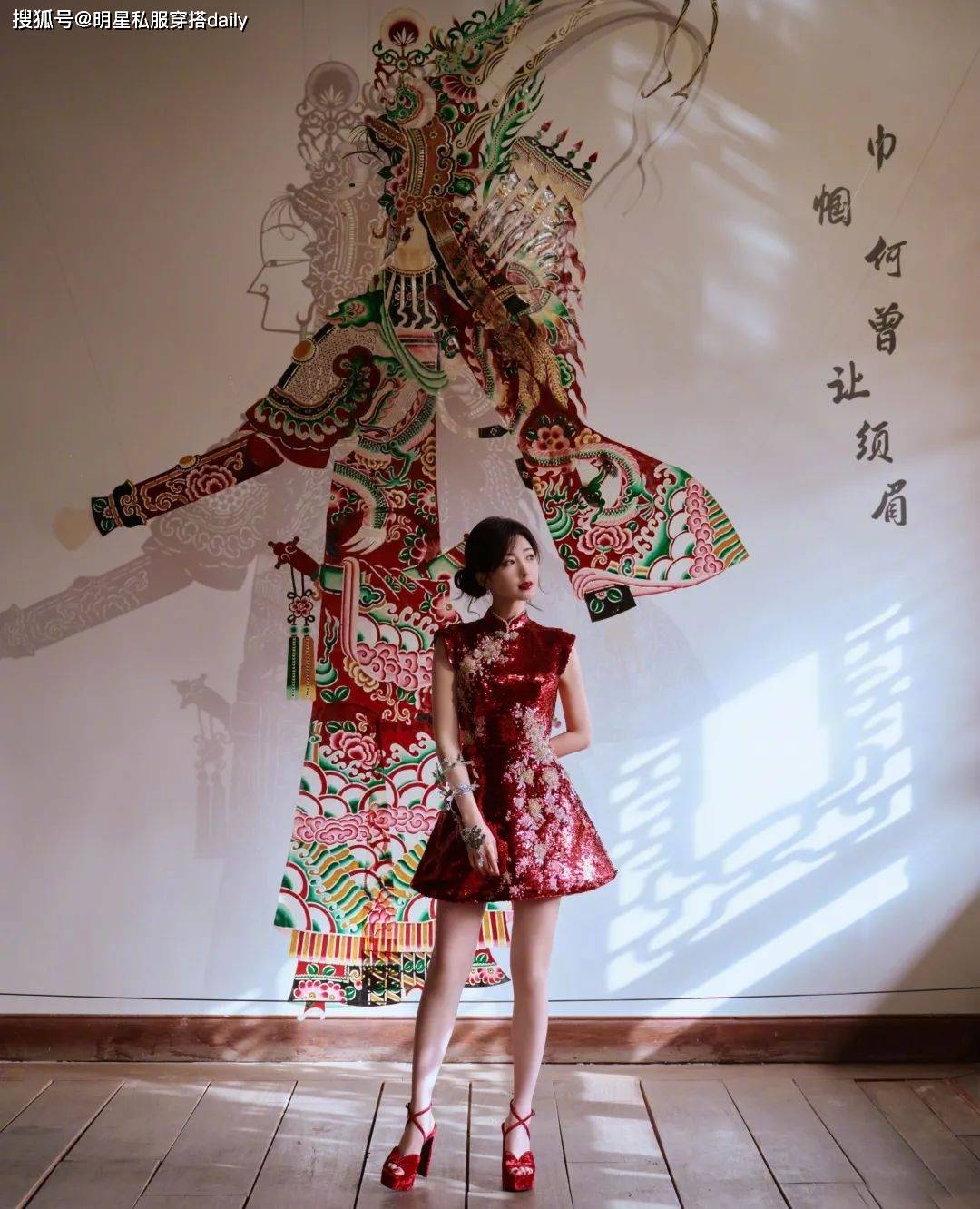 搭！王菲、赵雅芝等20位女明星穿搭解析瓦利棋牌2025年春晚带火了新中式穿(图9)