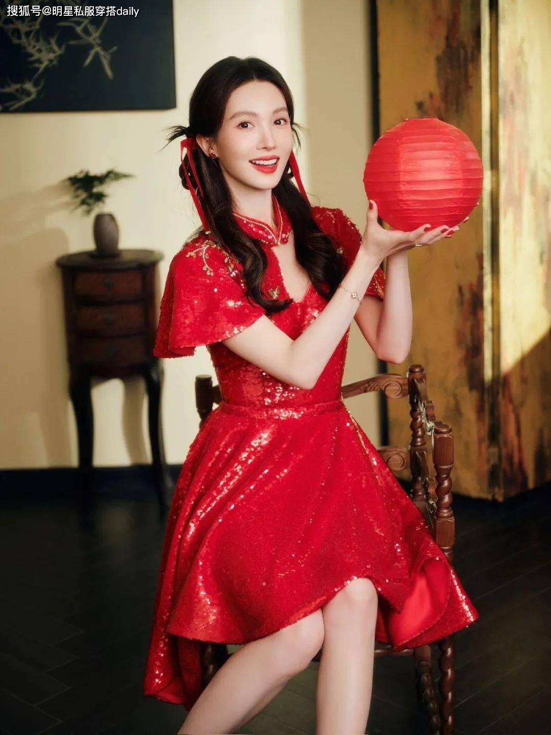 搭！王菲、赵雅芝等20位女明星穿搭解析瓦利棋牌2025年春晚带火了新中式穿(图10)