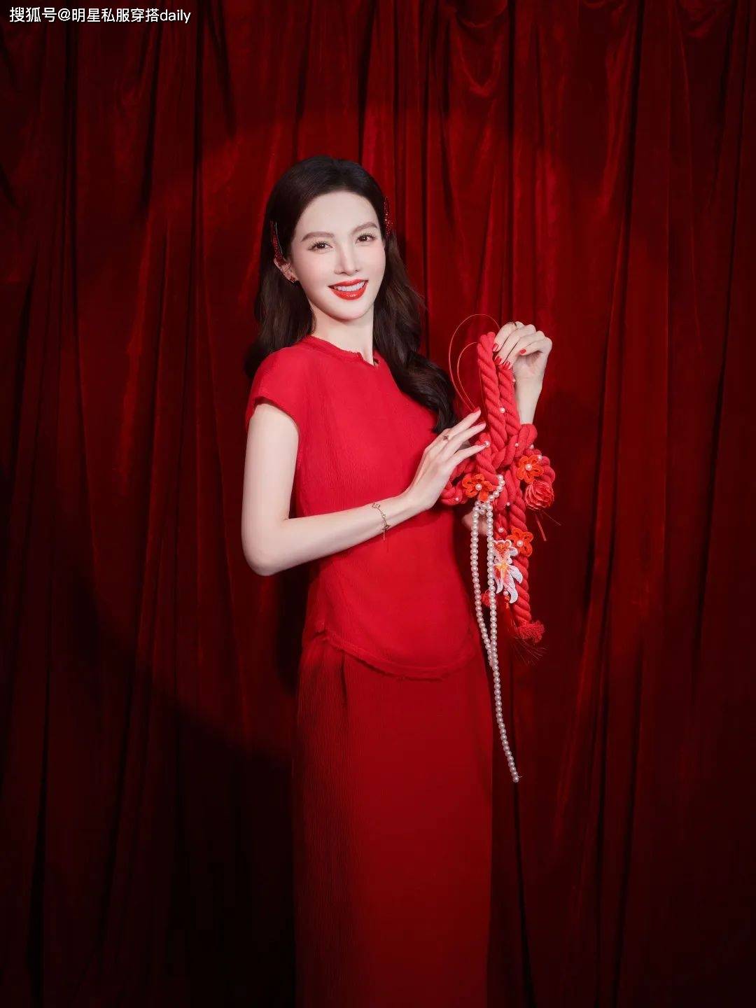 搭！王菲、赵雅芝等20位女明星穿搭解析瓦利棋牌2025年春晚带火了新中式穿(图11)