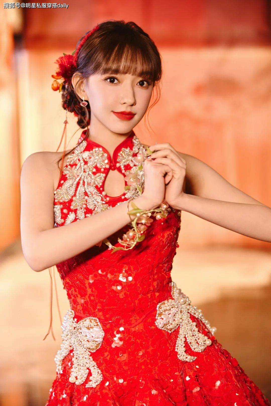 搭！王菲、赵雅芝等20位女明星穿搭解析瓦利棋牌2025年春晚带火了新中式穿(图13)