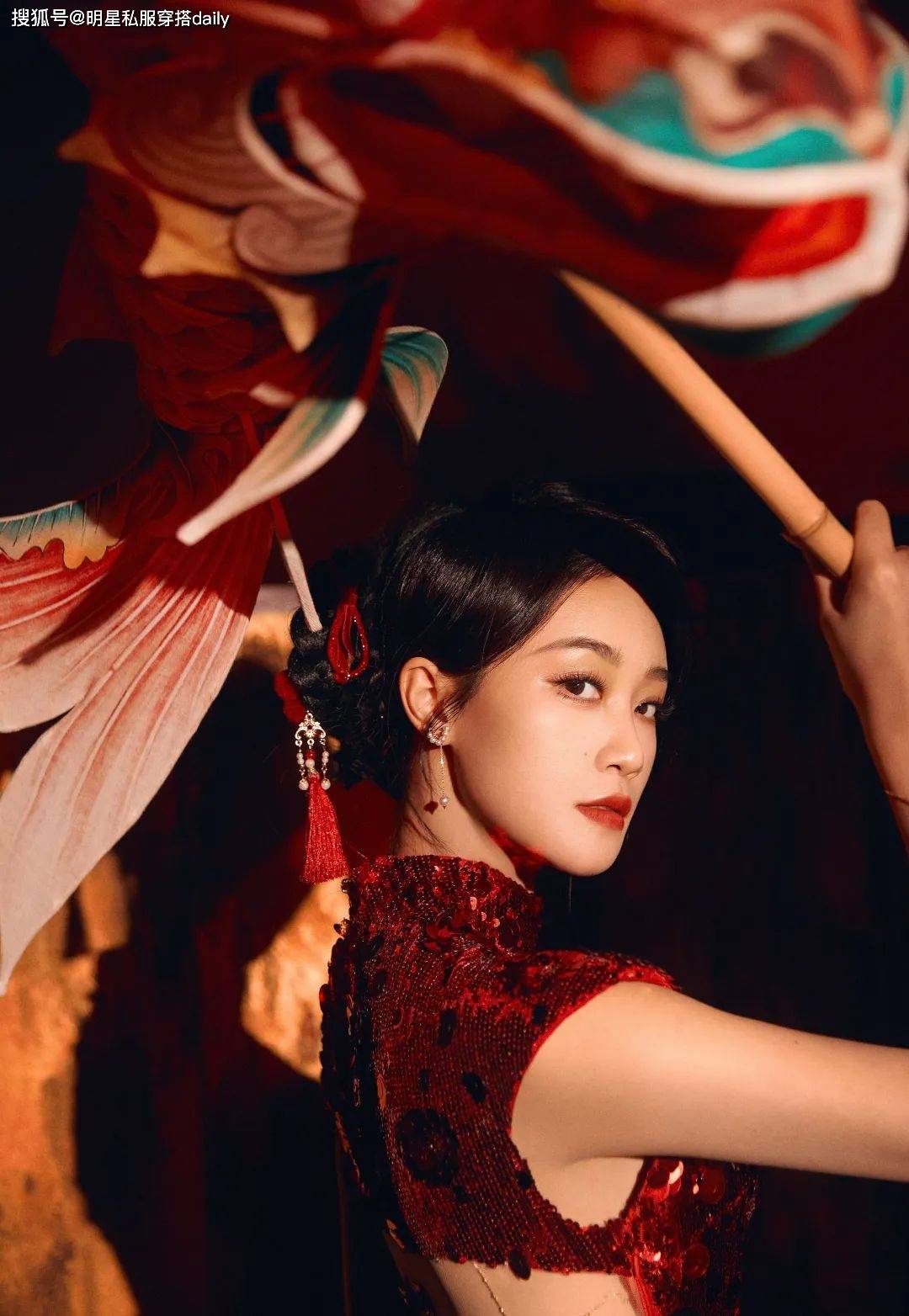 搭！王菲、赵雅芝等20位女明星穿搭解析瓦利棋牌2025年春晚带火了新中式穿(图14)