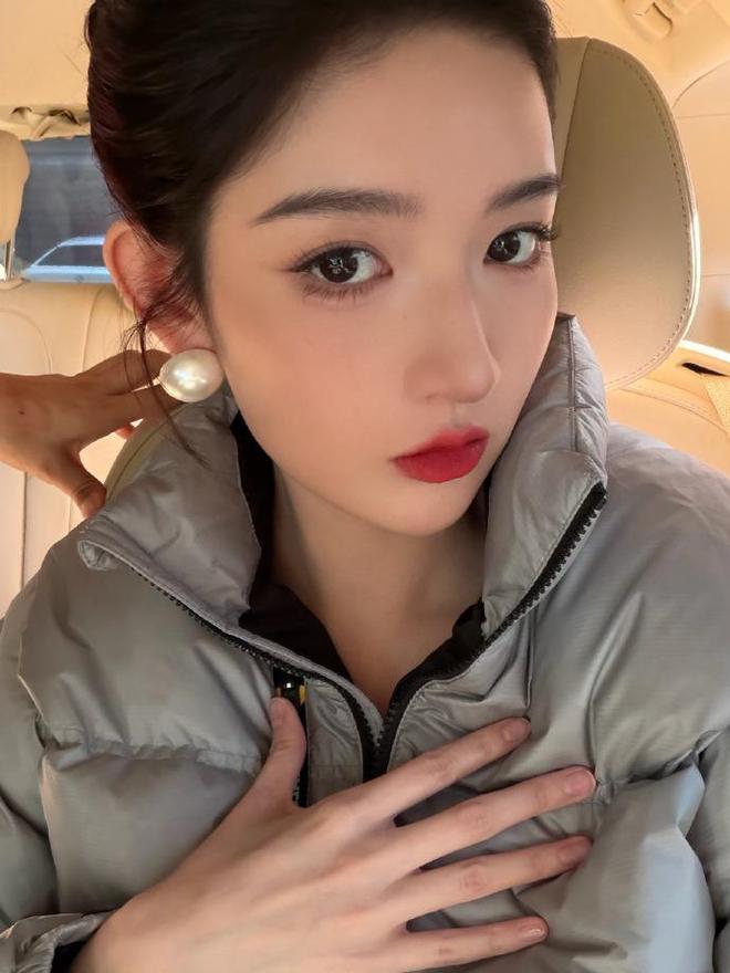 美貌”！穿白色抹胸裙佩戴珍珠耳环好美瓦力